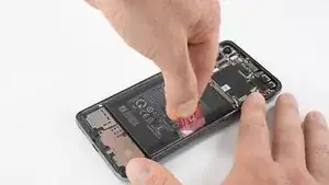 Akku hopp, Akku plopp — Wie <a href="../../home/not_yet_available?url=/Teardown/OnePlus%252B8%252BPro%252BTeardown/133351" target="_blank">bei</a> <a href="../../Anleitung/OnePlus%2B5T%2BAkkuwechsel/102745" target="_blank">anderen</a> <a href="../../home/not_yet_available?url=/Teardown/OnePlus%252B7T%252BTeardown/127509" target="_blank">OnePlus</a> <a href="../../home/external_content?url=https%3A//www.youtube.com/watch%3Fv%3D9IlG4X0ymFk" target="_blank">Modellen</a> zuvor, ist das  Nord mit einer praktischen Zuglasche am Akku ausgestattet, dadurch lässt er sich bequem entfernen.