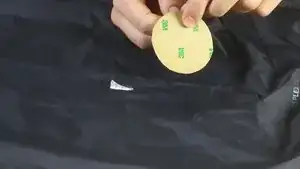 Das Klebepatch von der Folie abziehen und auf die saubere und trockene Oberfläche aufbringen. Der Riss sollte dabei großzügig überdeckt sein.