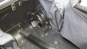 Das Gehäuse vom Trolley entfernen.
