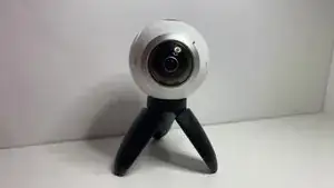 Start the guide by turning the Gear 360 to the side where <strong>Samsung</strong> is printed