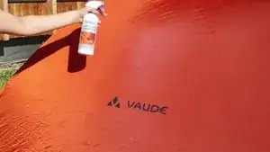 Gleichmäßig die feuchten Stellen mit dem Imprägnierspray einsprühen.