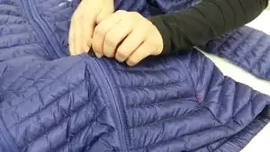 Mit einem kleinen Ruck, das obere Reißverschlussschiffchen nach unten ziehen.