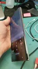 Kontrolliere deine Arbeit und befestige die Glasrückseite mit einem neuen Kleber wieder am Gerät.