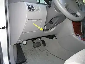 Toyota Corolla (2003-2008) - Lage der Sicherungen