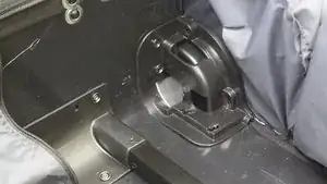 Mit dem Schlitzschraubendreher die 2 Unterlagescheiben entfernen.
