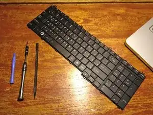 Ausbau und Austausch einer Toshiba Laptop Tastatur