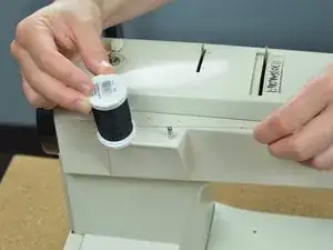 Eine Nähmaschine einfädeln