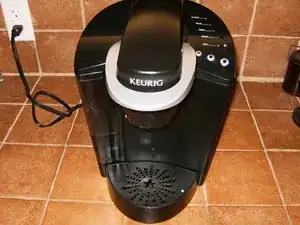 Öffnen und Reinigen einer Keurig Kaffeemaschine