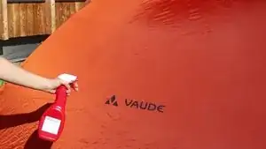 Baue Dein Zelt an einem trockenen Ort auf. Anschließend mit dem Wasser aus der Sprayflasche die Außenseite einsprühen und befeuchten.