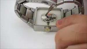 Benutze einen 1,5 Schlitzschraubendreher, um die Batterie vorsichtig aus dem Gehäuse zu hebeLn.