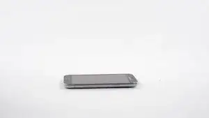 <em>Bum-bum ... badum ...</em> Die Kiefer unseres <a href="../../home/unavailable_offline?url=/products/iopener" target="_blank">iOpeners</a> machen Jagd auf Kleber in diesem Mini-Bissen.