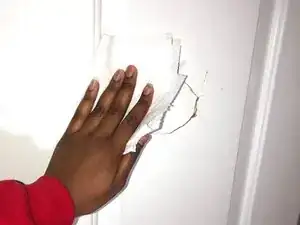 Einen Riss in einer hölzernen Hohltür reparieren