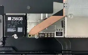 <strong>Teardown Update:</strong> Es zeigt sich, dass das geheimnisvolle Akku-Icon von einer  <a href="../../images/https/d3nevzfk7ii3be.cloudfront.net/igi/46vUpgaJwIDKTd4W" rel="nofollow noopener noreferrer" target="_blank">Status -LED</a> begleitet wird! Sie scheint aufzuleuchten, wenn das Board unter Spannung steht. Das Überbrücken der Kontakte am Akku-Icon schaltet die LED nicht aus, wohl aber das Entfernen der SSD... ...