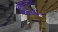 Eine Amethystgeode ragt in einen Minenschacht.