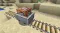Eine Lore mit Befehlsblock fährt auf Schienen.