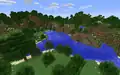 Ein breiter Fluss durchquert einen Blumenwald.