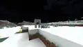 Ein Eisbär und sein Junges in einer verschneiten Tundra.