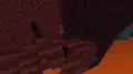 Vier Endermen in der Nähe einer Netherfestung.
