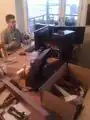 Einige Tage vor dem Einzug in das erste Büro packen Persson und Porsér am 17. November 2010 in Perssons Wohnung die bestellten Computer aus und testen sie