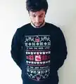 Diesen Pullover bekam er als Begrüßungsgeschenk von seinen KollegInnen