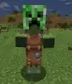 Ein Zombiedorfbewohner trägt einen Creeperkopf