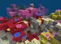 Ein Korallenriff in der Bedrock-Edition mit abgestorbenen Korallenblöcken.