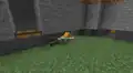 Ein Spieler kriecht in einen 1x1 Block Großen Gang, nachdem er diesen durch eine Falltür betreten hat.