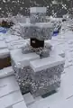 Eine Fichte während Schneefalls in der Bedrock Edition.
