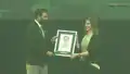 Übergabe der Guiness-World-Record-Urkunde an Lydia Winters.