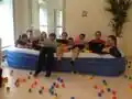Die Kundenbetreuung (Support) bei der Arbeit. Im Hintergrund das Schild "Tauchen verboten"
