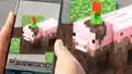Ein schlammiges Schwein, das sowohl auf einem Mobilgerät als auch auf der ganzen Welt gesehen wird.