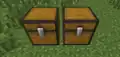 Die normale Truhe (links) verbindet sich nicht mit einer Redstone-Truhe (rechts).