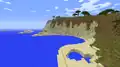 Ein Sandstrand bedeckt Teile der Steilwand einer Savannenhochebene
