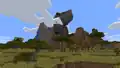 Wolken ziehen ungehindert durch einen Savannenberg