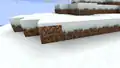 Schneegras neben einem Fleck Erde, den ein Schaf gefressen hat.