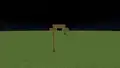 Ein sehr simples Design: eine Laterne von einem Holzpfeiler gehalten