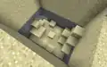 Ein Verlies an der Oberfläche einer Wüste wurde von Sand verschüttet.