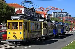 Der Wagen 32 (an der Spitze einer Fahrzeugparade) ist das einzige erhaltene Fahrzeug des ersten Straßenbahnbetriebs
