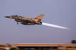 Eine F-16I Sufa der 119. Staffel „Bat“ startet mit vollem Nachbrenner bei einer internationalen Übung im November 2020
