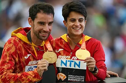 Álvaro Martín und María Pérez García, Deppelweltmeister und Doppelweltmeisterin auf den Gehstrecken präsentieren ihre Goldmedaillen.