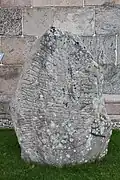 Ålum-sten 4 vor der Kirche