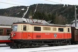 Elektrolok der Reihe NÖLB E (später 1099) von 1910, zwei Drehgestelle mit hochliegendem Motor und Antrieb über Vorgelege und Hall’sche Kurbeln