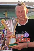 Trainer Karl Daxbacher mit dem Pokal