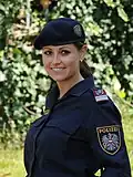Polizistin mit blauem Barett