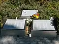 Namenstafeln, Blumen der Angehörigen