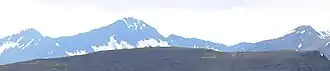 Der teilweise schneebedeckte Kaldbakur im Hintergrund (Bildmitte)