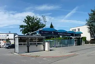Der Haupteingang des Fotbalový stadion Střelecký ostrov (Juli 2015)