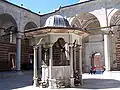 Innenhof mit Reinungsbrunnen