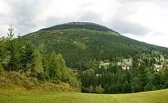 Blick vom gegenüber liegenden Medvědín