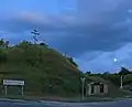 Festungshügel mit den Überresten einer 1000 Jahre alten Wallanlage. Nationales historisches Denkmal.